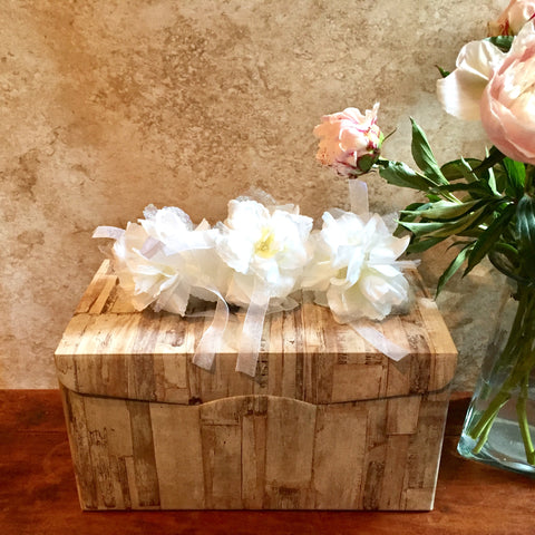 Cheers to the Newlyweds! Gift box